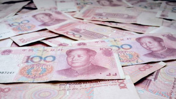 Эксперт пояснил, стоит ли вкладывать сбережения в юани